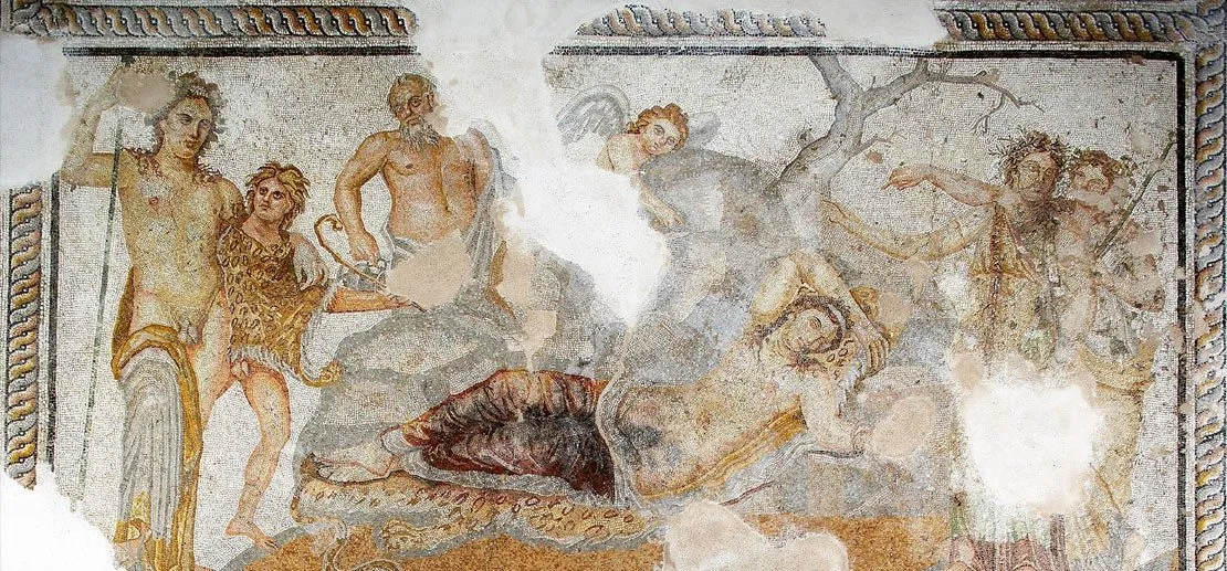 Αρχαίο ρωμαϊκό ψηφιδωτό δάπεδο με μυθολογική σκηνή, μορφές και έναν φτερωτό Έρωτα, στο Αρχαιολογικό Μουσείο Θεσσαλονίκης