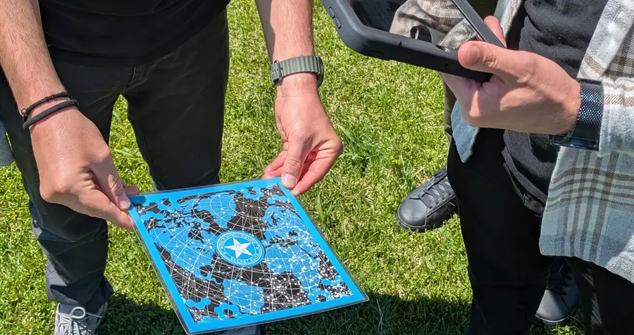 Ομάδα ελέγχει ένα τυπωμένο AR pattern, σε υπαίθριο AR escape game της Salty Soil στη Θεσσαλονίκη