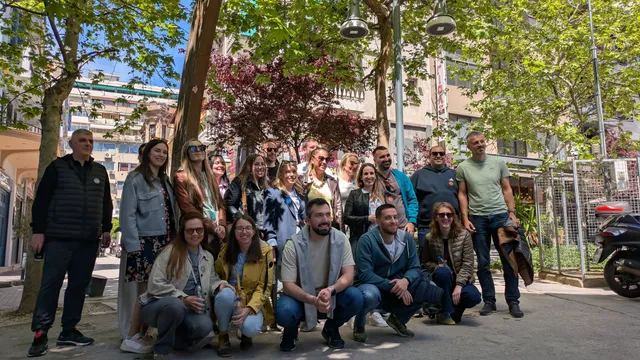 Μεγάλη παρέα ποζάρει σε πλατεία της Θεσσαλονίκης αφού έπαιξε Black Out, ένα AR escape game της Salty Soil.