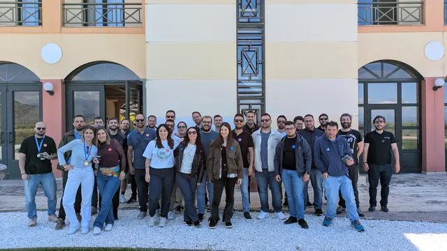 Μεγάλη εταιρική ομάδα ποζάρει έξω από τον χώρο της εκδήλωσης αφού έπαιξε Black Out, ένα AR escape game της Salty Soil.