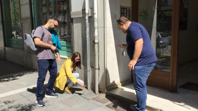 Παίκτες βγάζουν ένα κρυμμένο αντικείμενο από φρεάτιο σε δρόμο της Θεσσαλονίκης κατά τη διάρκεια του Black Out, ενός AR escape game της Salty Soil.