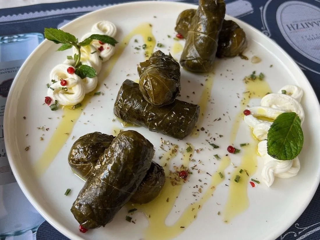 Ντολμαδάκια με γιαούρτι, ελαιόλαδο και φρέσκο δυόσμο σε ταβέρνα της Θεσσαλονίκης