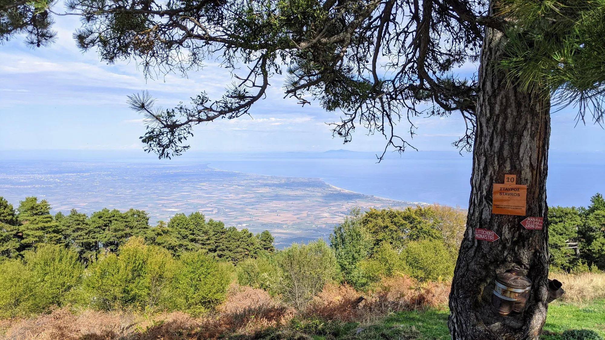 Θέα από την πινακίδα του μονοπατιού στη θέση Σταυρός, στον Όλυμπο, προς τον κάμπο και τις ακτές του Θερμαϊκού, σε ημερήσια εκδρομή της Salty Soil
