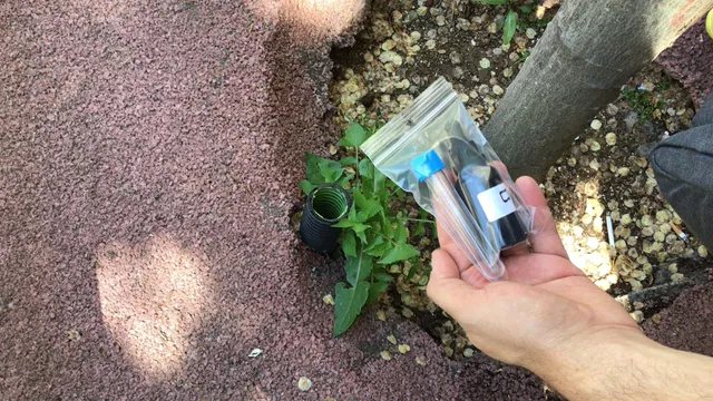 Παίκτρια κρατά ένα spy kit με φιαλίδιο που μόλις βρήκε σε κρυψώνα κατά τη διάρκεια του Operation Mindfall, ενός AR escape game της Salty Soil.