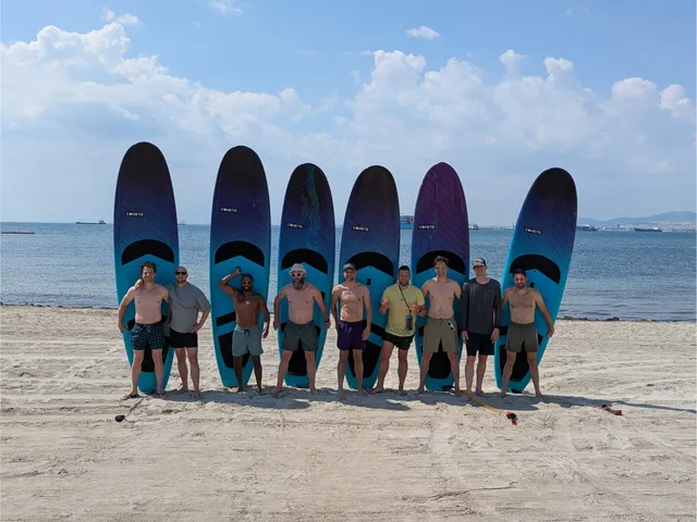 Ομάδα με τις σανίδες stand-up paddle στην παραλία της Περαίας, σε SUP tour της Salty Soil κοντά στη Θεσσαλονίκη