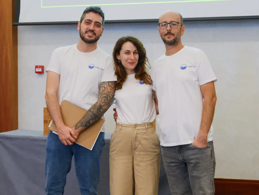Τρία μέλη της ομάδας της Salty Soil με λευκά μπλουζάκια Salty Soil σε εταιρική εκδήλωση team building, σε αίθουσα συνεδρίων ξενοδοχείου στη Θεσσαλονίκη