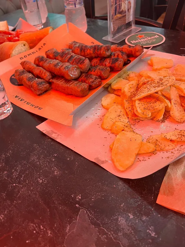 Ψητά λουκανικάκια από κιμά με τηγανητές πατάτες και ρίγανη σε ψητοπωλείο της Θεσσαλονίκης, σε γαστρονομική περιήγηση της Salty Soil